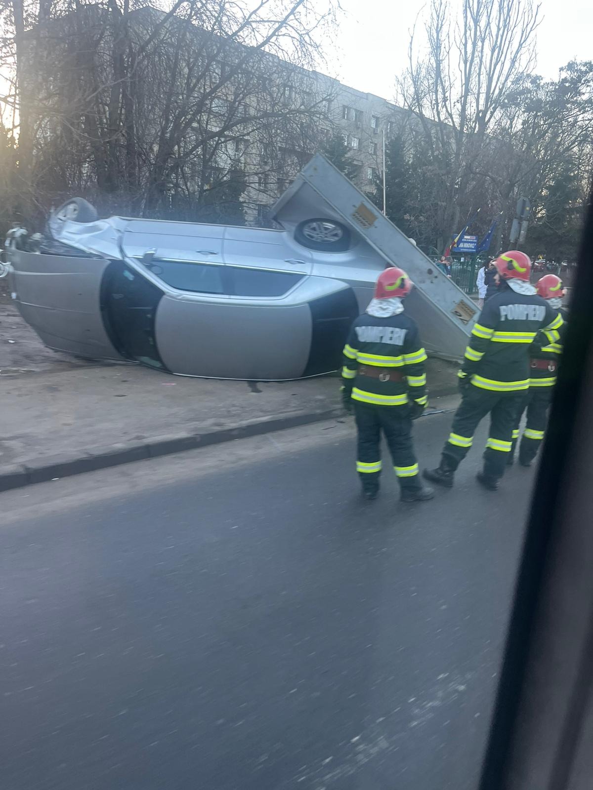 Accident cu trei mașini în București Una s a răsturnat pe trotuar și a