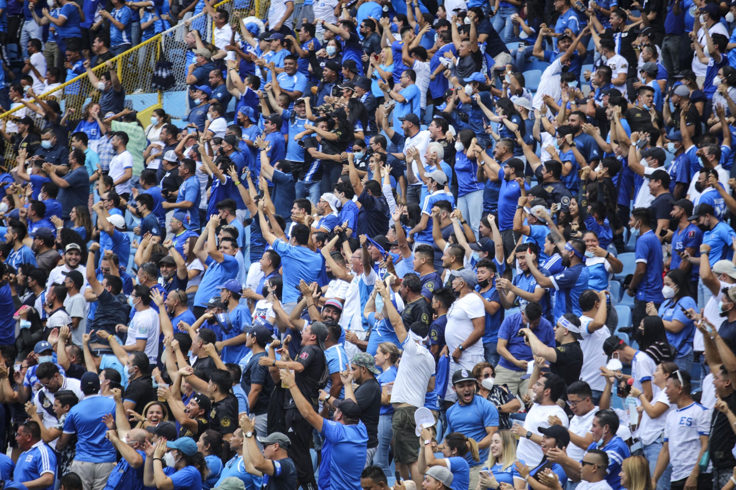 Oameni Au Murit Pe Un Stadion Din El Salvador Dup O Busculad