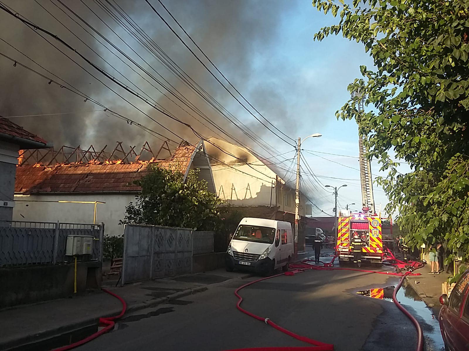 Incendiu puternic la Cluj Intervin pompieri din 5 județe Video