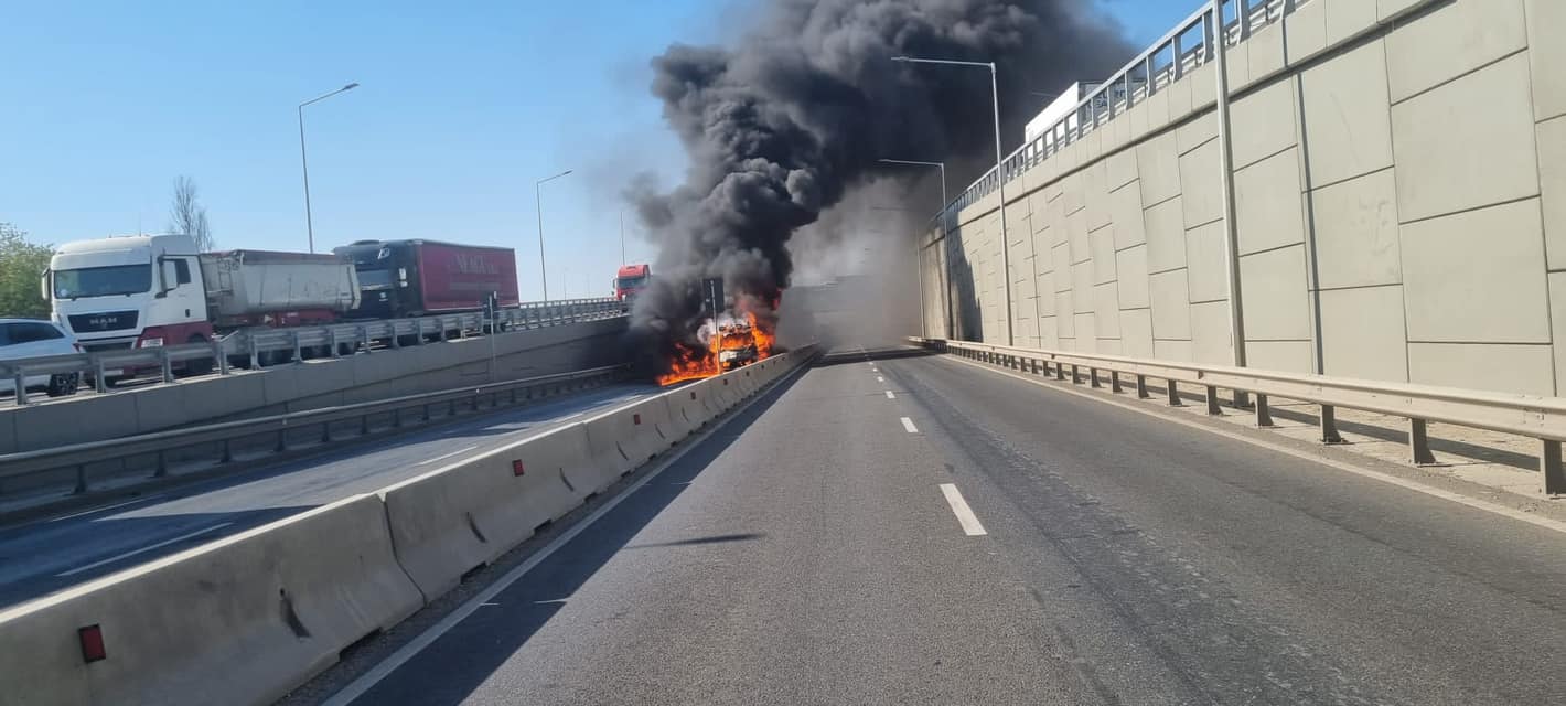 Trafic infernal pe Centura Capitalei după ce o autoutilitară a luat foc