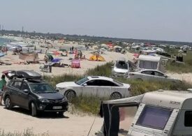 Plajele sălbatice, luate cu asalt în weekend: Turiștii au călcat cu maşinile vegetaţia şi au campat pe plajă (Video)