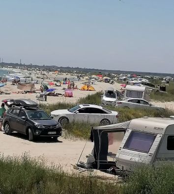 Plajele sălbatice, luate cu asalt în weekend: Turiștii au călcat cu maşinile vegetaţia şi au campat pe plajă (Video)