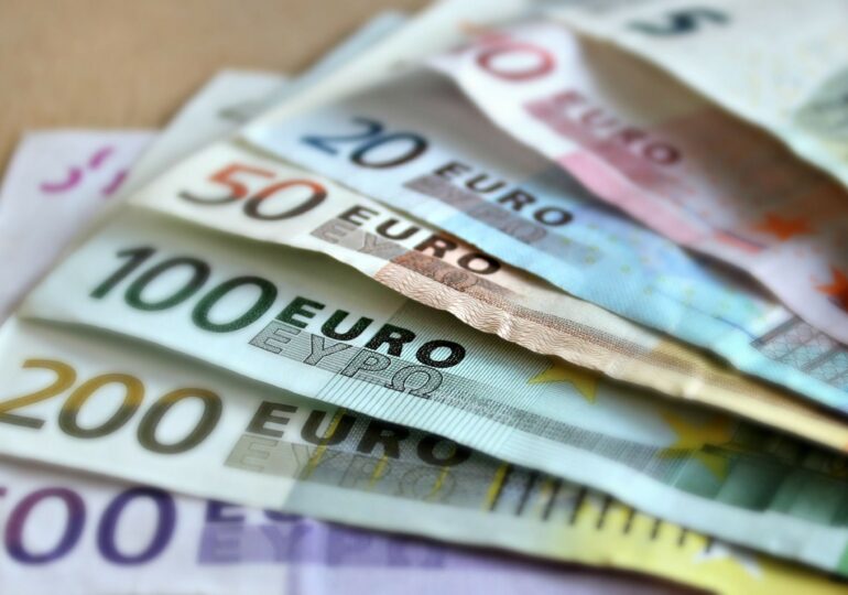 Curs valutar: Euro stagnează, dolarul scade