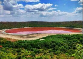 Un lac situat într-un crater s-a făcut peste noapte roz. Explicația oamenilor de știință