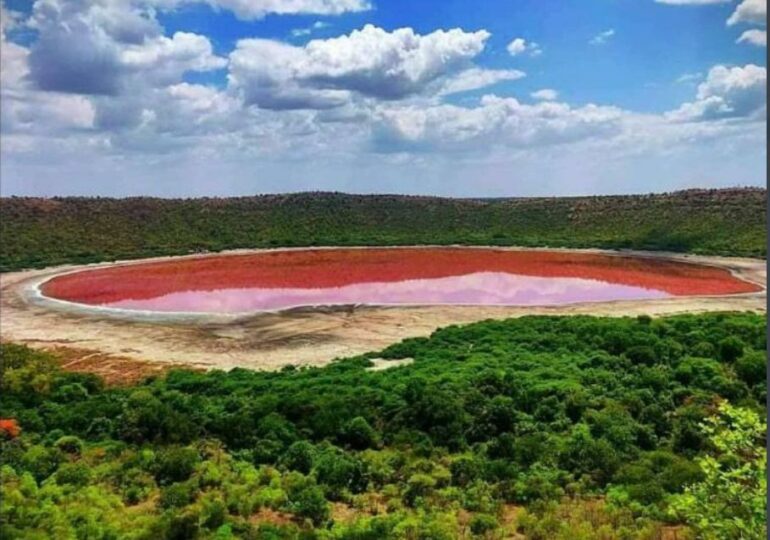 Un lac situat într-un crater s-a făcut peste noapte roz. Explicația oamenilor de știință