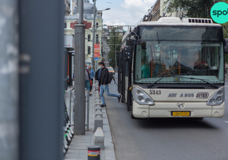 Autobuzele încep să circule pe liniile de tramvai, în Capitală. Călătorii nu au fost anunțați de schimbarea stațiilor, dar șoferilor li s-a cerut să se imbrace frumos, că vine doamna primar!