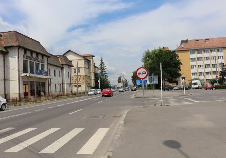 Primarul din Miercurea Ciuc e obligat de instanță să schimbe toate plăcuțele cu nume de străzi. Limba română să fie deasupra celei maghiare