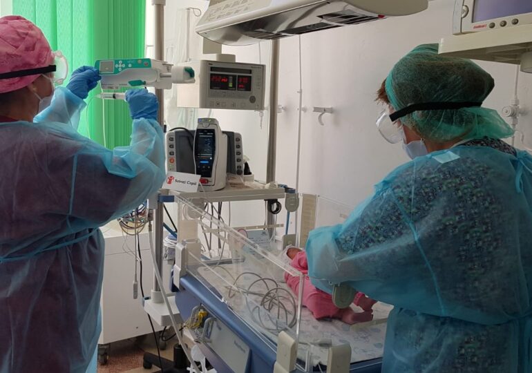 Salvați Copiii trimite aparatură medicală performantă la spitale din Petroșani și Făgăraș