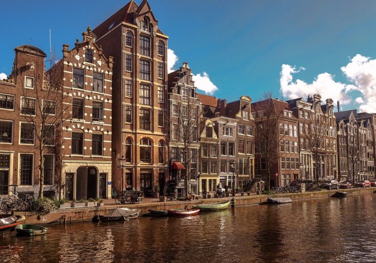 23 de mari orașe europene se luptă cu Booking și Airbnb: UE să limiteze închirierile pe termen scurt!