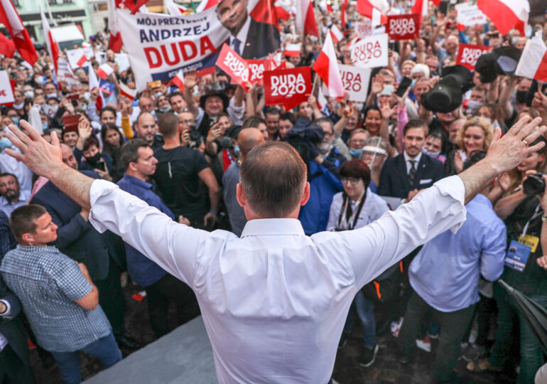 Alegeri cu rezultat strâns în Polonia. Primarul Varşoviei speră să-l învingă pe Duda în turul doi: ”Ne-am săturat!”