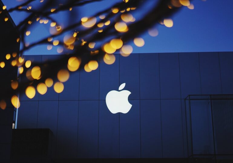Acțiunile Apple ating un nou maxim istoric: Capitalizare de aproape 3.000 de miliarde de dolari