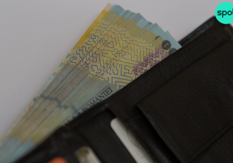 Un copil de 13 ani a găsit pe stradă un portofel cu acte și bani și s-a dus singur la poliție