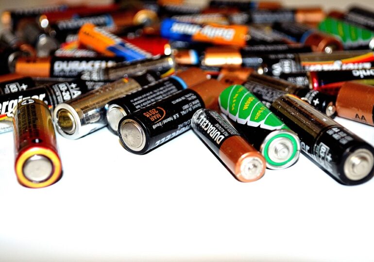 Românii și reciclarea: 52% consideră important să predea bateriile și aparatele electrice mici. Ce se întâmplă cu mobilele și laptopurile