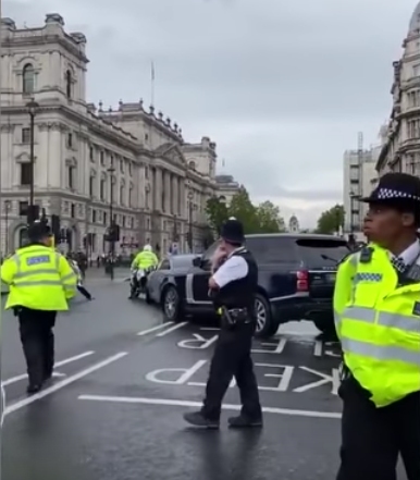 Boris Johnson, implicat într-un accident după ce un protestatar i-a sărit în fața mașinii (Video)