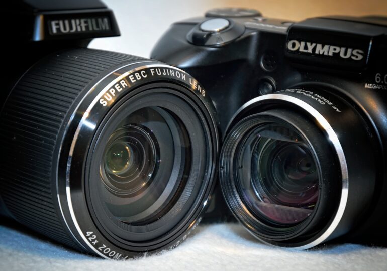 Olympus nu mai face aparate foto, după 84 de ani. Smartphone-ul a învins