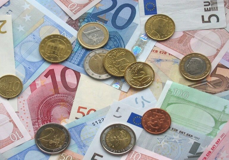 Curs valutar: Euro a atins un nou maxim istoric