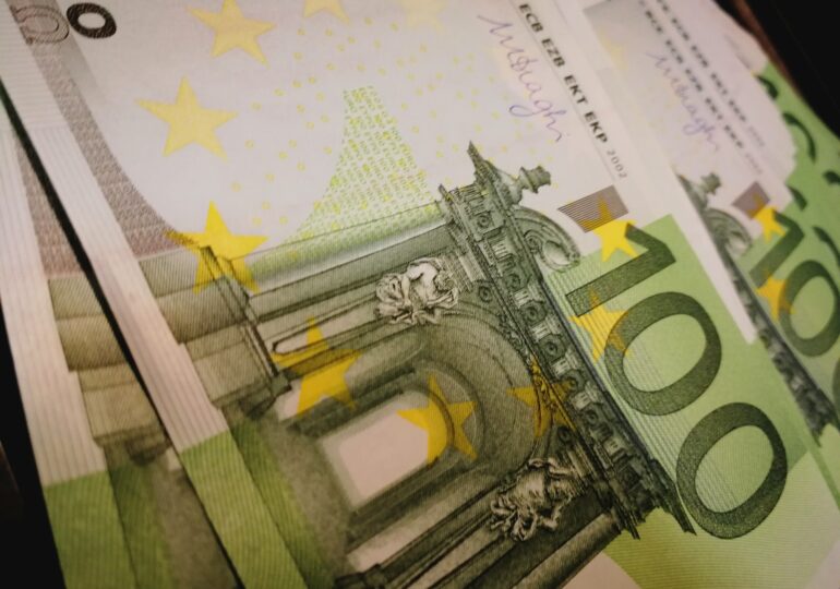 Curs valutar: Euro crește ușor și dolarul scade