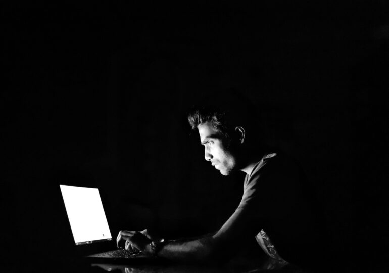 Cum a făcut o avere din hacking un băiat de 16 ani cu autism