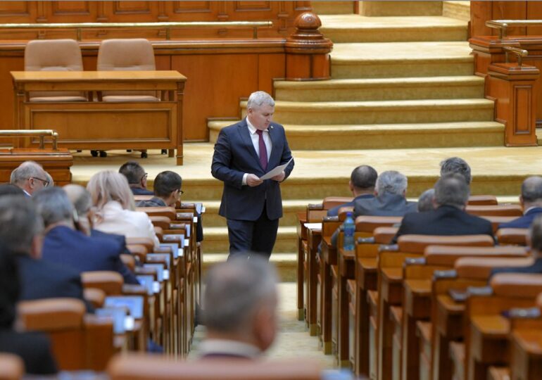 Rectificarea bugetară trece de Parlament modificată de PSD, cu susținerea PNL. 850 de milioane de lei merg spre primari, dintre care 80 de milioane în București
