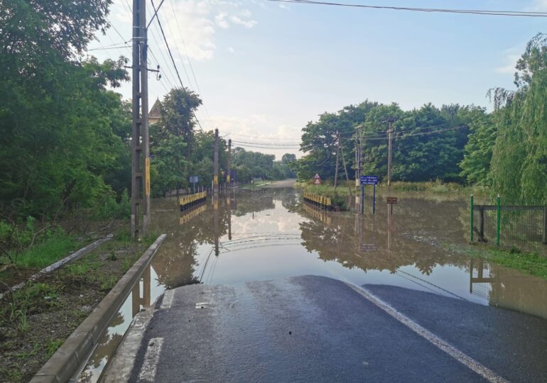 Zeci de localități, lovite de viitură. Puhoaiele de apă fac ravagii în Argeș, Hunedoara și Botoșani (Foto&Video)