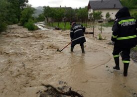 Imaginile dezastrului lăsat de ape în țară: Sute de oameni sunt evacuați și mai multe drumuri sunt blocate