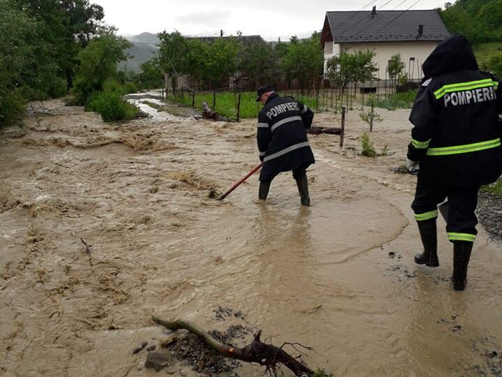 Imaginile dezastrului lăsat de ape în țară: Sute de oameni sunt evacuați și mai multe drumuri sunt blocate
