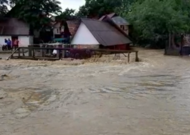 Furtunile continuă să facă ravagii: O femeie a murit luată de viitură, sute de gospodării inundate, trenuri blocate de puhoaie
