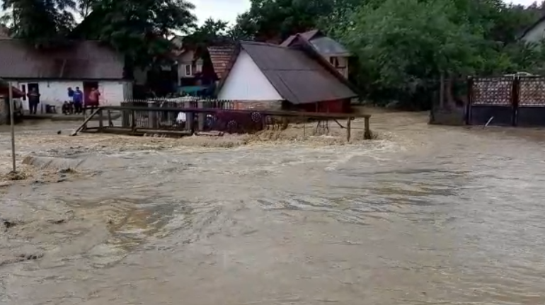 Furtunile continuă să facă ravagii: O femeie a murit luată de viitură, sute de gospodării inundate, trenuri blocate de puhoaie