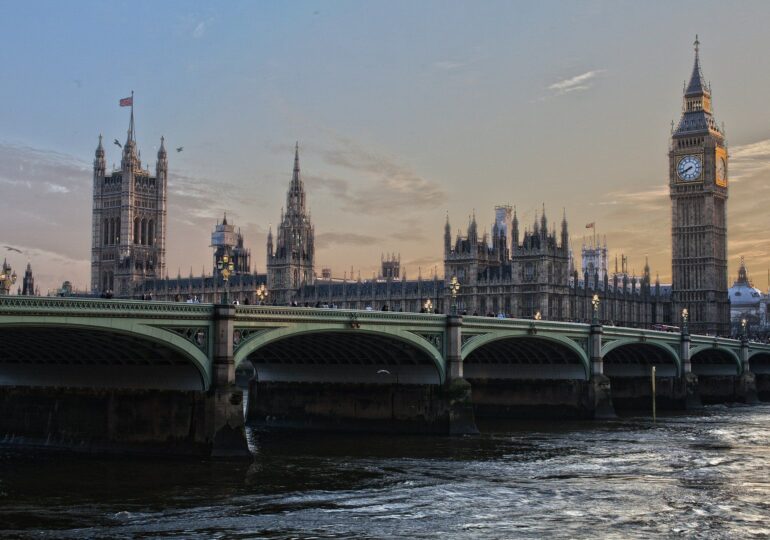 Londra va împrumuta o sumă record de 400 de miliarde de lire pentru a combate cel mai mare declin economic din ultimii 300 de ani. Salariile la stat vor îngheţa