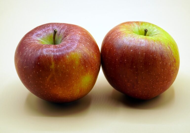 Un măr pe zi… sau mai bine nu? Microplasticele au ajuns şi în fructe şi legume