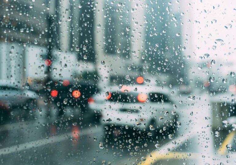 Cum să conduci pe timp de ploaie: 5 sfaturi utile