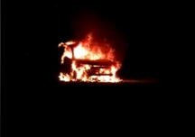 Mașina unui șef al Poliției de Frontieră a fost incendiată. Sunt bănuiți contrabandiştii de ţigări (Video)
