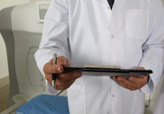 Medicii români nu mai pleacă din țară, mulți se întorc acasă. Spitale care îi șochează pe pacienți prin schimbarea în bine