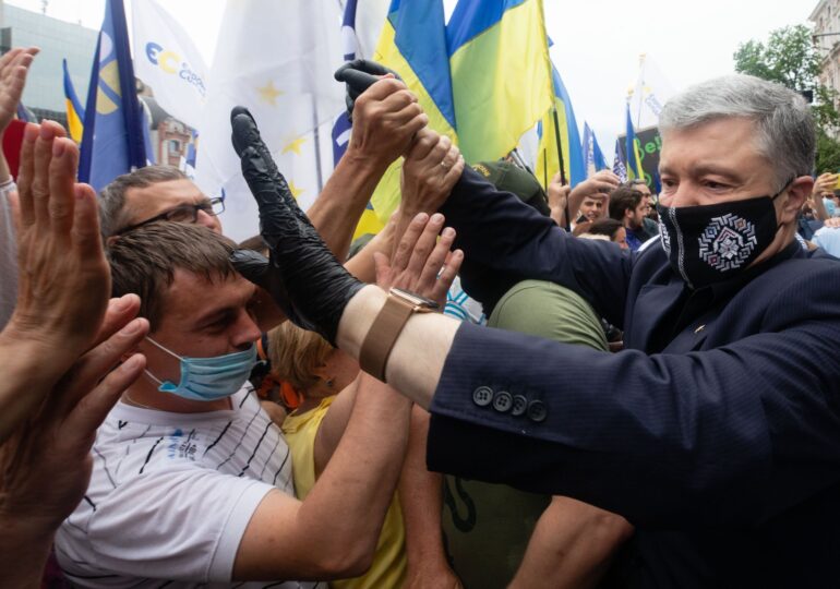 Parchetul ucrainean a renunţat să ceară încarcerarea fostului preşedinte Petro Poroşenko