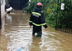 Apele fac ravagii în țară: Sute de locuințe și instituții publice, inundate. Un barbat a rămas izolat pe o insulă