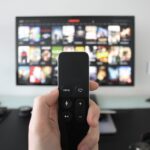 53% dintre români se informează de la TV. Un sondaj  INSCOP ne arată câţi cred că pe reţele găsesc fake news şi câtă propagandă vine din Rusia şi UE