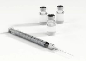 Rusia promite că va produce, lunar, sute de mii de doze de vaccinuri împotriva COVID-19 din septembrie