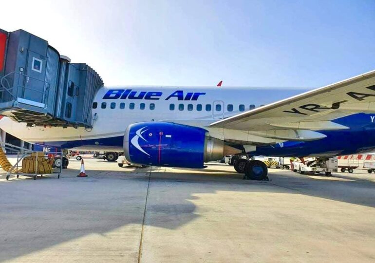 Blue Air suspendă toate zborurile care pleacă din România până luni. Mii de pasageri sunt blocați în aeroporturi din țară și din afară (Video)