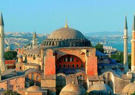 La Sfânta Sofia din Istanbul s-a auzit prima chemare la rugăciunea musulmană, după 86 de ani. Grecii au coborât steaguri în bernă