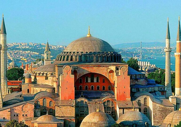 La Sfânta Sofia din Istanbul s-a auzit prima chemare la rugăciunea musulmană, după 86 de ani. Grecii au coborât steaguri în bernă