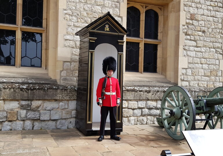 Primele concedieri în 500 de ani printre gardienii ”beefeaters” de la Turnul Londrei