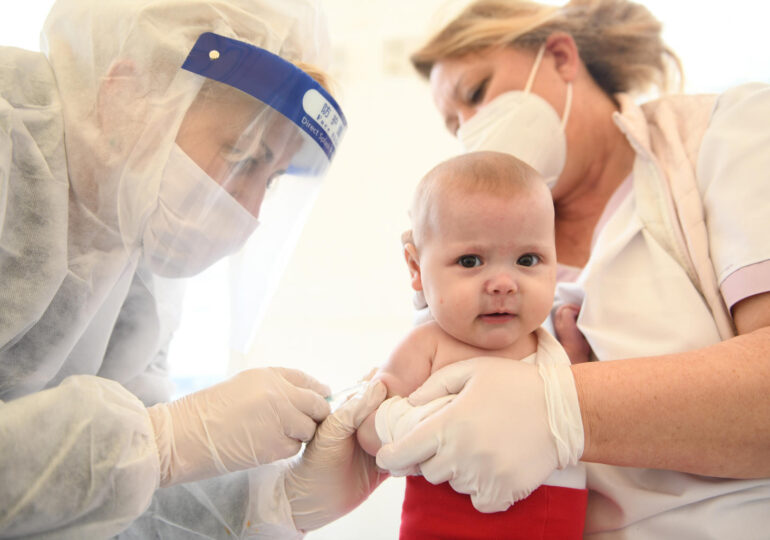 OMS și UNICEF avertizează cu privire la scăderea ratei de vaccinare în timpul pandemiei de COVID-19