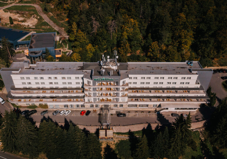 Turist în România: Investiție de 350.000 de euro într-un hotel din Băile Tușnad, care arată acum ca în Elveția