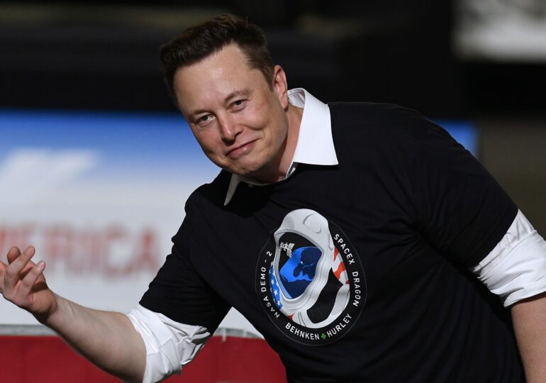 Elon Musk a devenit al şaptelea cel mai bogat om din lume. L-a depășit pe Warren Buffett