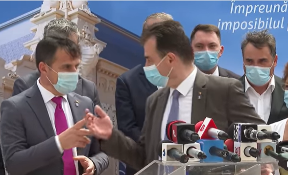 O nouă gafă a ministrului Dezvoltării. A stat în spatele lui Orban la o conferință și i-a imitat toate gesturile (Video)