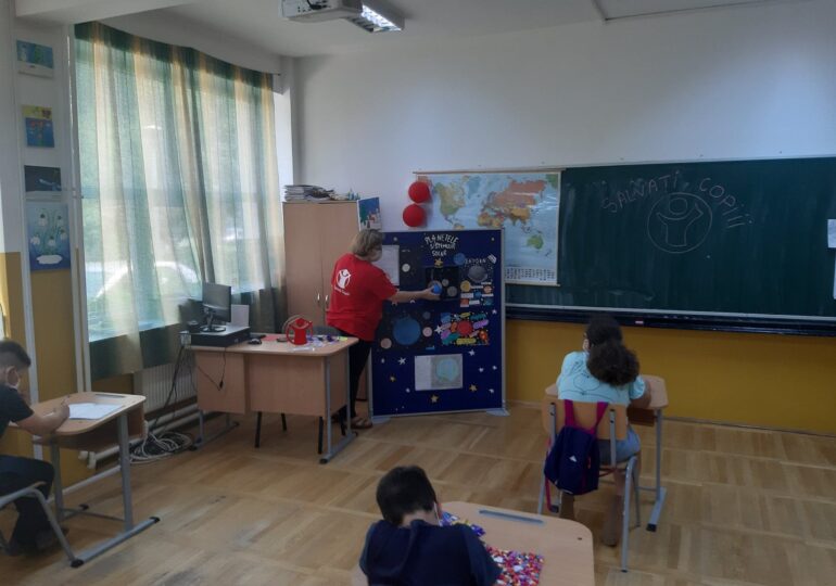 Salvați Copiii ajută mii de elevi români care au rămas în urmă cu școala să recupereze lecțiile pierdute din cauza pandemiei
