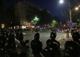 O nouă seară de proteste violente la Belgrad, după ce președintele a anunțat că vor fi reintroduse unele restricții