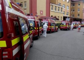 Imaginea celor două Românii, la Iași: coadă de ambulanțe cu bolnavi Covid și coadă de pelerini, la Sf. Parascheva