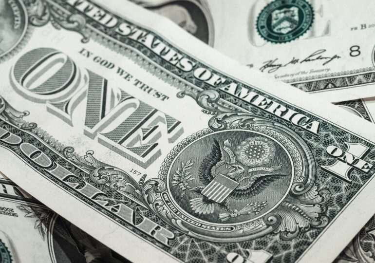 Dolarul sparge recordul istoric şi trece de 5 lei