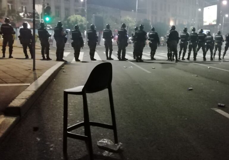 O nouă seară de proteste la Belgrad faţă de modul în care Guvernul gestionează criza provocată de pandemie. De această dată manifestația a fost mai liniștită